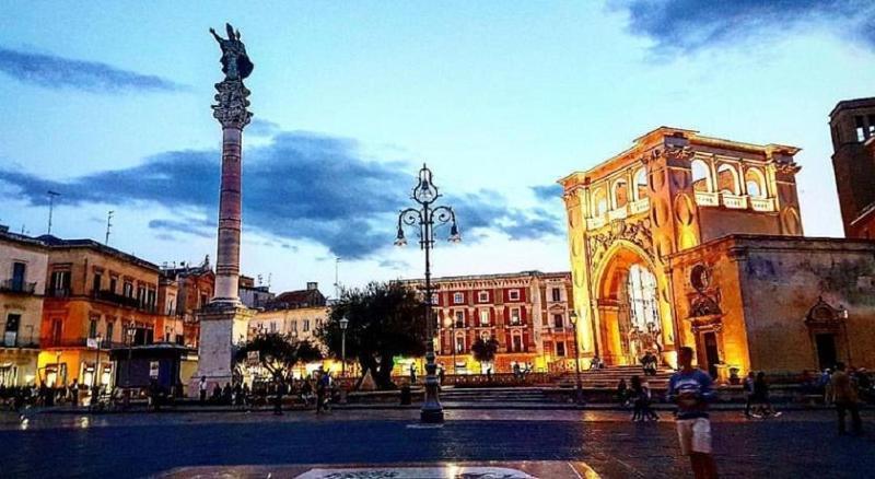 "Il Vecchio Salone" Appartamento In Pieno Centro Con Garage Privato Lecce Exterior photo