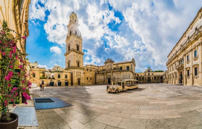 "Il Vecchio Salone" Appartamento In Pieno Centro Con Garage Privato Lecce Exterior photo