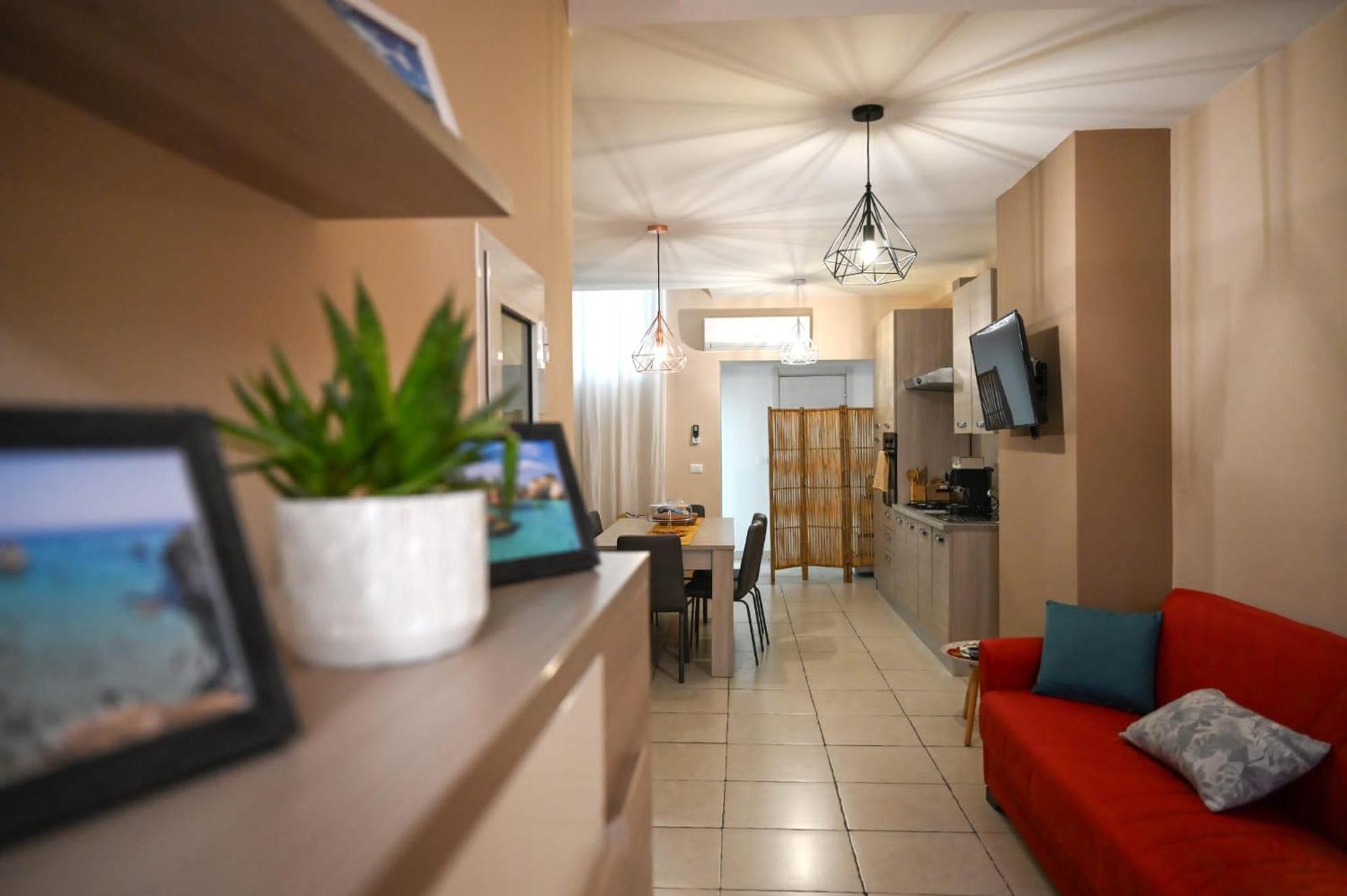 "Il Vecchio Salone" Appartamento In Pieno Centro Con Garage Privato Lecce Exterior photo