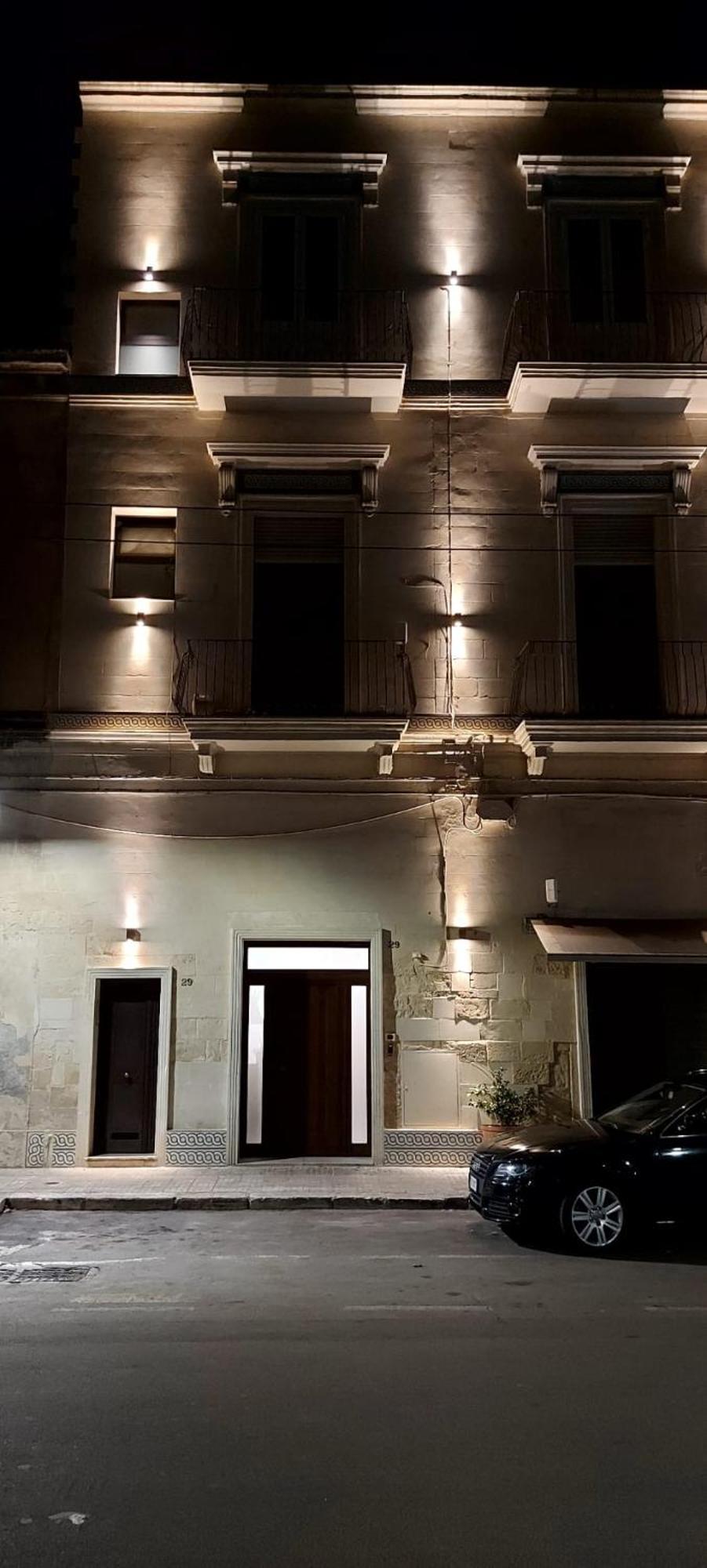 "Il Vecchio Salone" Appartamento In Pieno Centro Con Garage Privato Lecce Exterior photo